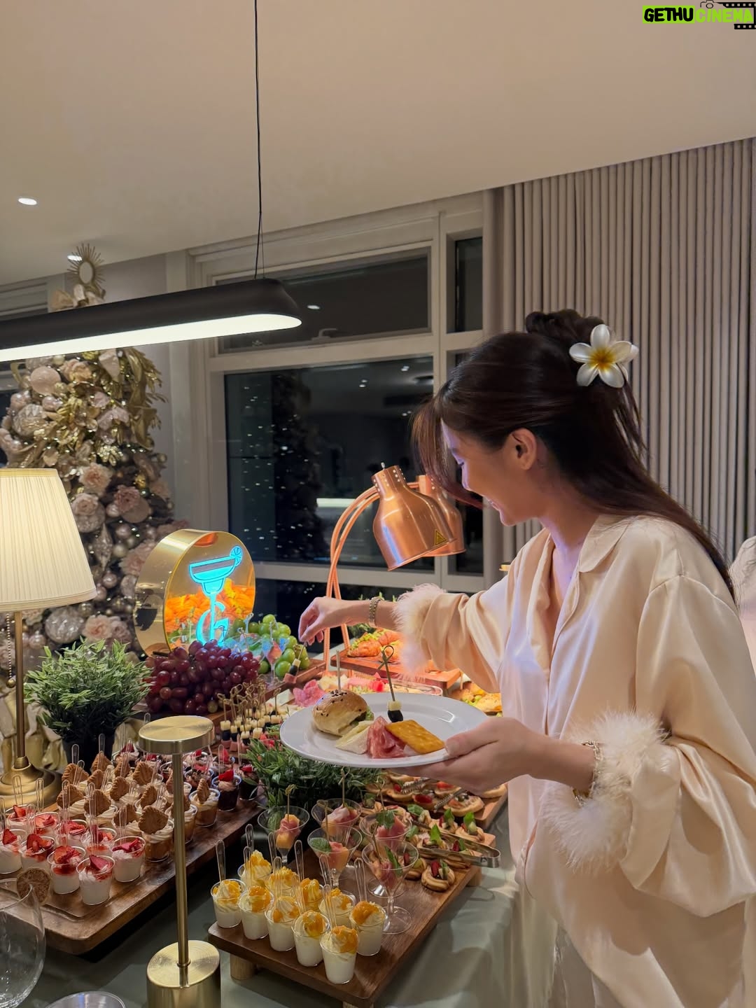 Chienna Filomeno - 70.8K Likes - Merry Christmas from our family to yours 🎄🛋️

So grateful to @gideonhermosa for bringing our first Christmas tree at my place to life— what a dream! And thank you @thegabrielsph for the wonderful Christmas spread that made celebrating with family even more memorable. Silent night, cozy night kinda vibes for this year 🤍✨