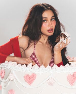 Chienna Filomeno Instagram - time to eat my cake 🍰 

Thank you so much to everyone who took the time to greet me on my birthday. 🥹 I read each and every message, and my heart is truly full. Grateful for all the love you’ve shown. Here’s to enjoying my last year in my 20s 🥰 #twenCHIEfine

Thank you @aegyocakes and @dessertdraft.bakingschool 🎂