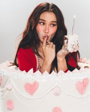 Chienna Filomeno Instagram - time to eat my cake 🍰 

Thank you so much to everyone who took the time to greet me on my birthday. 🥹 I read each and every message, and my heart is truly full. Grateful for all the love you’ve shown. Here’s to enjoying my last year in my 20s 🥰 #twenCHIEfine

Thank you @aegyocakes and @dessertdraft.bakingschool 🎂