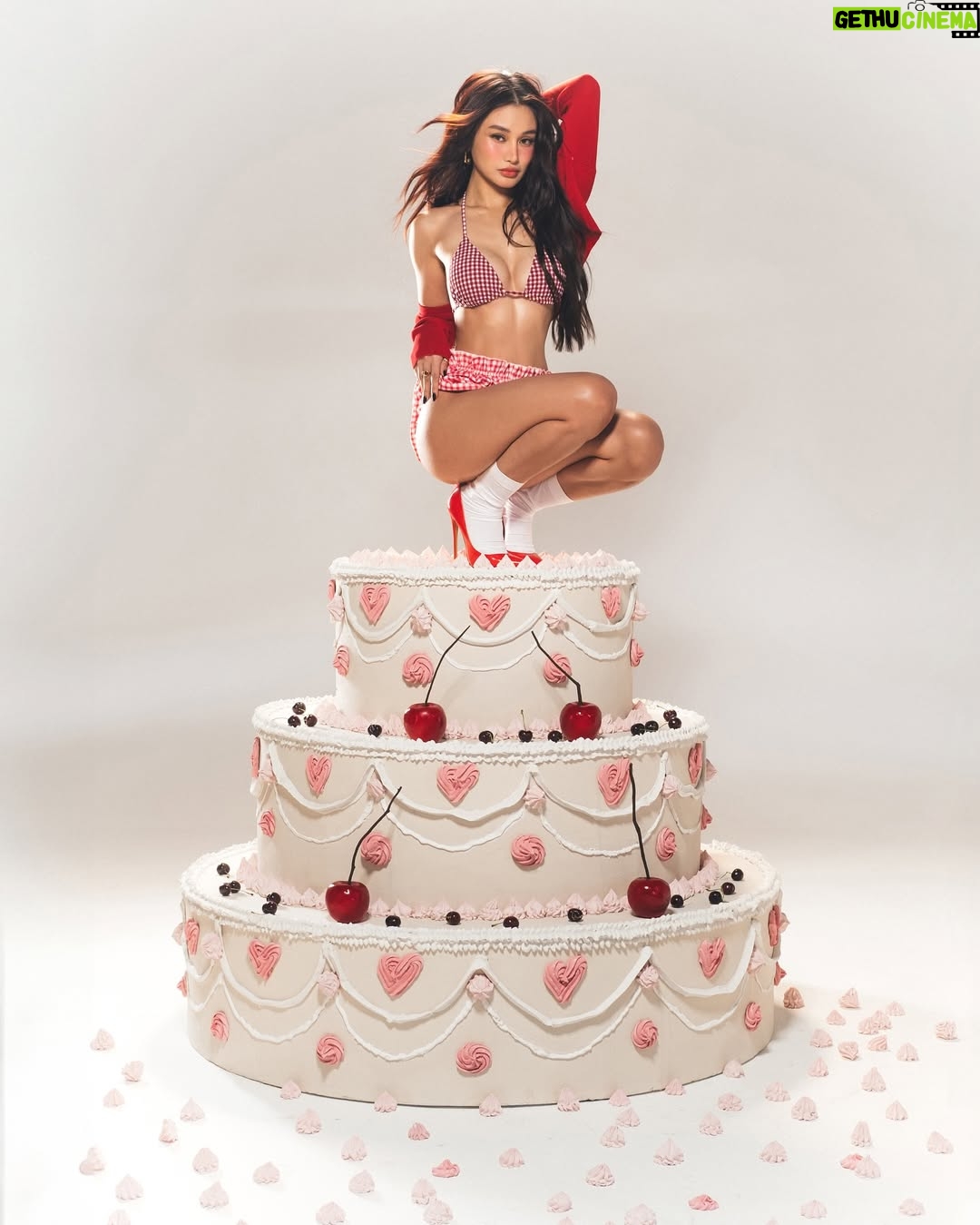 Chienna Filomeno - 255.4K Likes - IT’S A CHIE FILOMENOMENON! 😋🍒

Feeling TwenCHIE-fine!! 🎂 

Creative Directors: @eldzsmejia and yours truly
Makeup by: @angelinedelacruz_ 
Hair by: @renzpangilinan 
Styled by: @perrytabora assisted by @kireilegsy02 
Set Design: @adsetprod 

📸: @andreabeldua