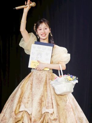 Chihiro Kawakami Instagram - 🎤
川上千尋卒業公演
ありがとうございました!
13年間お世話になった場所を離れる決意をした日
楽しみより不安な気持ちの方が多くて笑顔で卒業できるのか
少し心配していました。
卒業発表してからの半年間
家族、スタッフさん、メンバーたち
応援してくれてるファンの皆さんからの愛を感じ
背中を押して下さってることを感じ
卒業に向けて胸を張ることができました🙂↕️
卒業公演当日は
やっぱりこのNMB48劇場というステージ、
NMB48というグループが大好きだからこそ
ここから離れたくないなという気持ちにもなりました
このメンバーと公演できるのと最後か〜とか
この曲歌えるのももしかしたら最後かもな〜とか
色々思ってちょっぴり寂しくもなりました
でもこんな素敵な空間でみんなに背中を押してもらえるって
なんで幸せ者なんだろうと感じて、笑顔でいられました☺️
最後の最後まで寄り添って味方でいてくれてありがとうございました!!!
そして!たっっっくさんのファンレター読みました✉️
現役時代ファンレターに救われていました。
アイドルのちっひーとして出会って下さった皆さんに本当に感謝の気持ちでいっぱいです。
何より、お手紙の中で未来の私とも会う約束をして下さったことに温かい気持ちになれました♡
私を見つけてくれてありがとう!
これからもよろしくお願いします!
13年間お世話になりました!
本当にありがとうございました☺️☺️