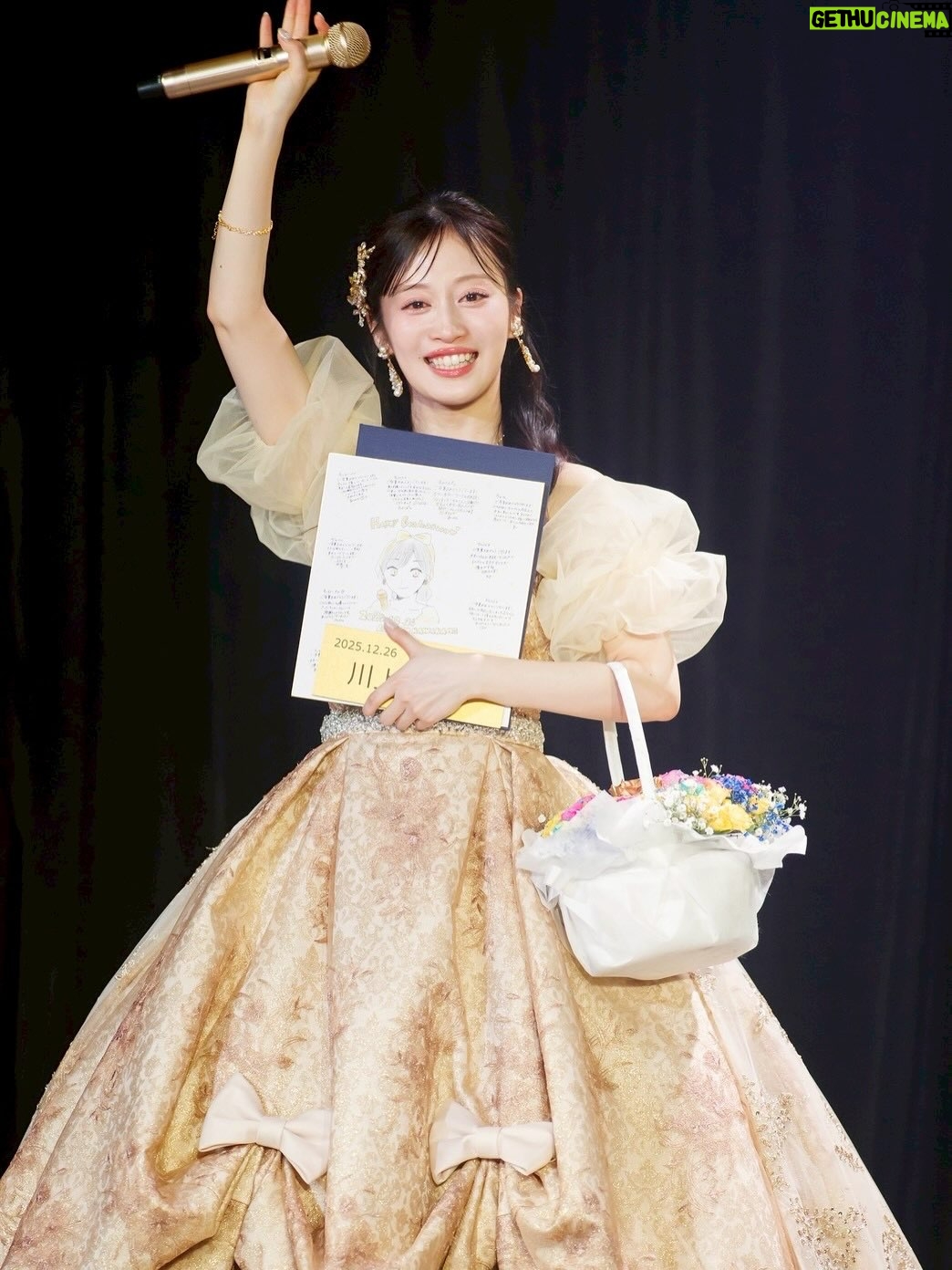 Chihiro Kawakami - 4.1K Likes - 🎤

川上千尋卒業公演
ありがとうございました！

１３年間お世話になった場所を離れる決意をした日
楽しみより不安な気持ちの方が多くて笑顔で卒業できるのか
少し心配していました。

卒業発表してからの半年間
家族、スタッフさん、メンバーたち
応援してくれてるファンの皆さんからの愛を感じ
背中を押して下さってることを感じ
卒業に向けて胸を張ることができました🙂‍↕️

卒業公演当日は
やっぱりこのNMB48劇場というステージ、
NMB48というグループが大好きだからこそ
ここから離れたくないなという気持ちにもなりました

このメンバーと公演できるのと最後か〜とか
この曲歌えるのももしかしたら最後かもな〜とか
色々思ってちょっぴり寂しくもなりました

でもこんな素敵な空間でみんなに背中を押してもらえるって
なんで幸せ者なんだろうと感じて、笑顔でいられました☺️

最後の最後まで寄り添って味方でいてくれてありがとうございました！！！

そして！たっっっくさんのファンレター読みました✉️

現役時代ファンレターに救われていました。
アイドルのちっひーとして出会って下さった皆さんに本当に感謝の気持ちでいっぱいです。

何より、お手紙の中で未来の私とも会う約束をして下さったことに温かい気持ちになれました♡

私を見つけてくれてありがとう！
これからもよろしくお願いします！

１３年間お世話になりました！
本当にありがとうございました☺️☺️