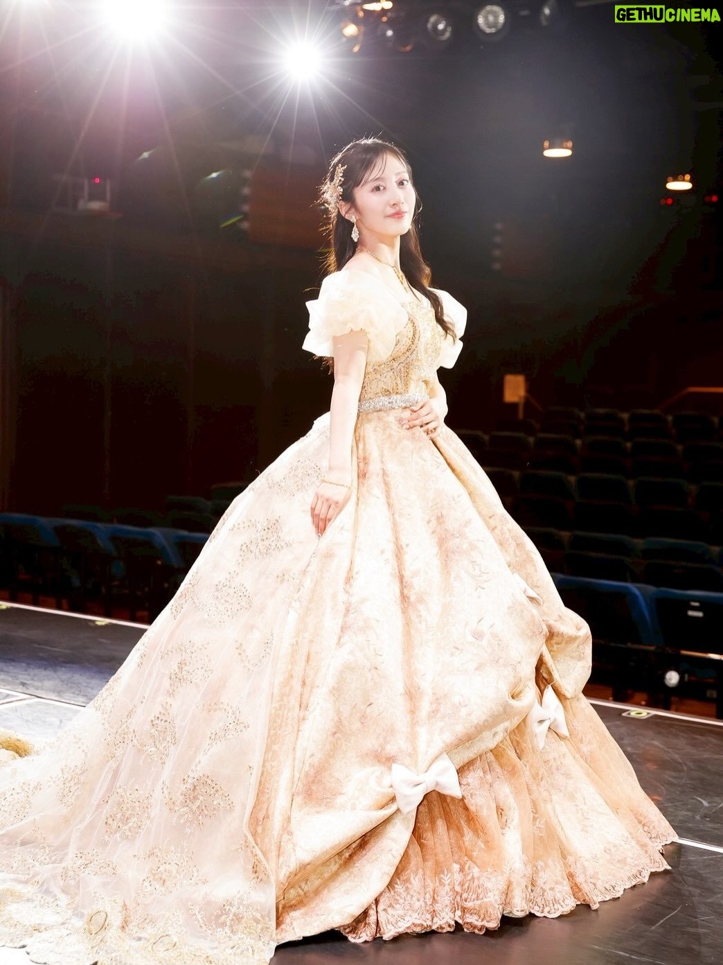 Chihiro Kawakami - 4.1K Likes - 🎤

川上千尋卒業公演
ありがとうございました！

１３年間お世話になった場所を離れる決意をした日
楽しみより不安な気持ちの方が多くて笑顔で卒業できるのか
少し心配していました。

卒業発表してからの半年間
家族、スタッフさん、メンバーたち
応援してくれてるファンの皆さんからの愛を感じ
背中を押して下さってることを感じ
卒業に向けて胸を張ることができました🙂‍↕️

卒業公演当日は
やっぱりこのNMB48劇場というステージ、
NMB48というグループが大好きだからこそ
ここから離れたくないなという気持ちにもなりました

このメンバーと公演できるのと最後か〜とか
この曲歌えるのももしかしたら最後かもな〜とか
色々思ってちょっぴり寂しくもなりました

でもこんな素敵な空間でみんなに背中を押してもらえるって
なんで幸せ者なんだろうと感じて、笑顔でいられました☺️

最後の最後まで寄り添って味方でいてくれてありがとうございました！！！

そして！たっっっくさんのファンレター読みました✉️

現役時代ファンレターに救われていました。
アイドルのちっひーとして出会って下さった皆さんに本当に感謝の気持ちでいっぱいです。

何より、お手紙の中で未来の私とも会う約束をして下さったことに温かい気持ちになれました♡

私を見つけてくれてありがとう！
これからもよろしくお願いします！

１３年間お世話になりました！
本当にありがとうございました☺️☺️