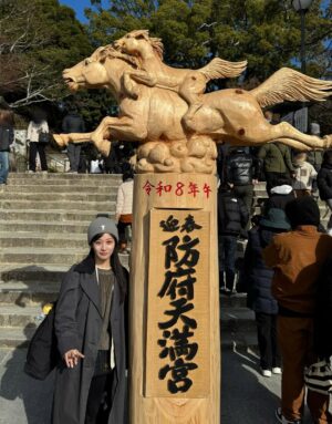 Chihiro Kawakami Instagram - 13年ぶりのお正月休みは
山口県防府市へ!
おじいちゃんの故郷です👴🏻
小さい頃みんなで遊んだ記憶と
懐かしい街並みにほくほくしました!
防府天満宮で初詣もできて良い1年のはじまり🐴✨