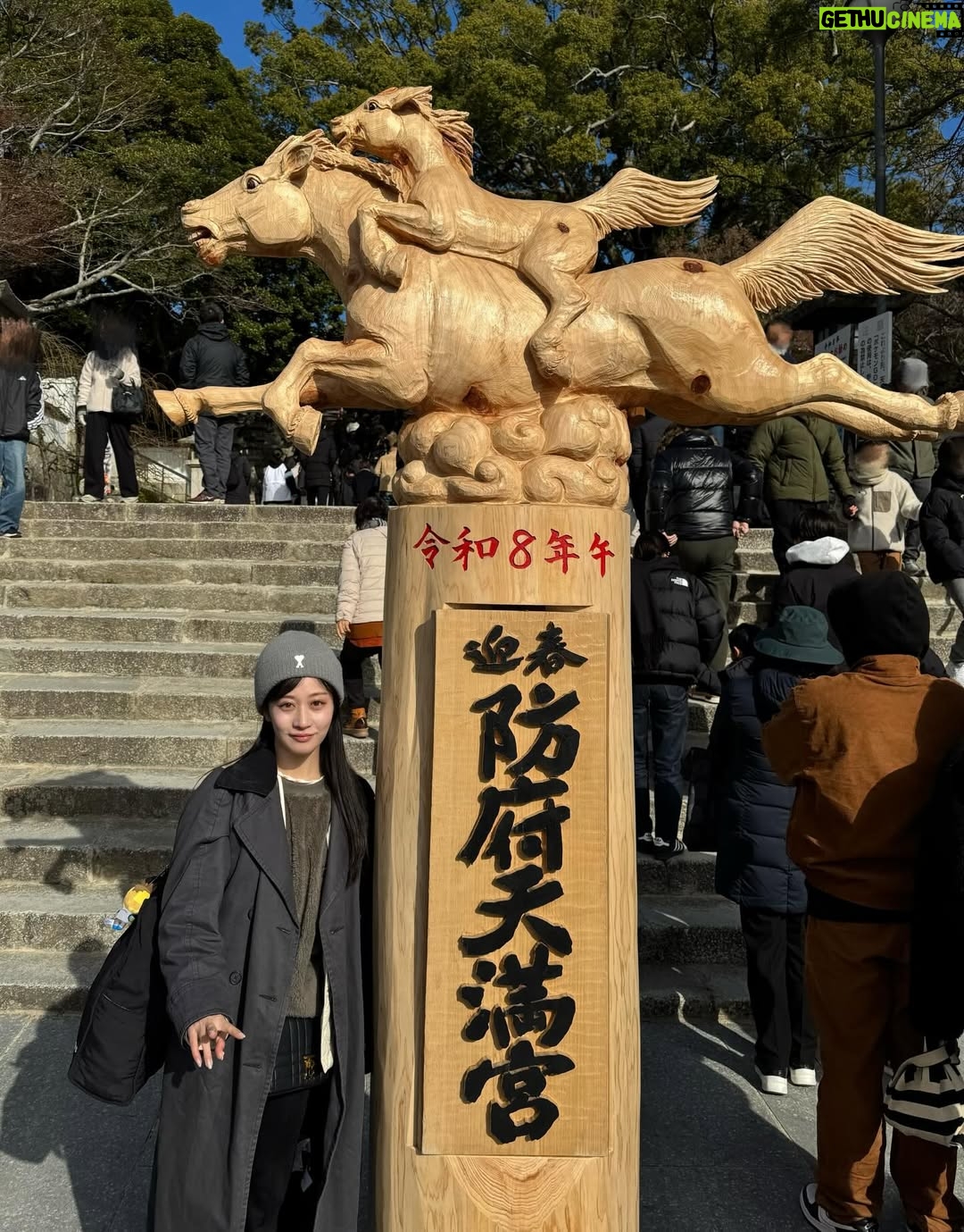Chihiro Kawakami - 6.3K Likes - １３年ぶりのお正月休みは
山口県防府市へ！

おじいちゃんの故郷です👴🏻

小さい頃みんなで遊んだ記憶と
懐かしい街並みにほくほくしました！

防府天満宮で初詣もできて良い１年のはじまり🐴✨