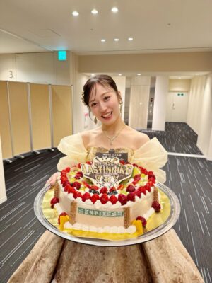 Chihiro Kawakami Instagram - 🏟️🎂
卒業コンサートの日に
サプライズでいただいたケーキ⚾️
卒コンロゴと甲子園で感動…!!!
#愛を感じました #甲子園 #ケーキ
#全てのデザインが最高すぎる
#嬉しすぎて語彙力なくなった
