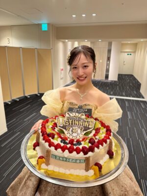 Chihiro Kawakami Instagram - 🏟️🎂
卒業コンサートの日に
サプライズでいただいたケーキ⚾️
卒コンロゴと甲子園で感動…!!!
#愛を感じました #甲子園 #ケーキ
#全てのデザインが最高すぎる
#嬉しすぎて語彙力なくなった