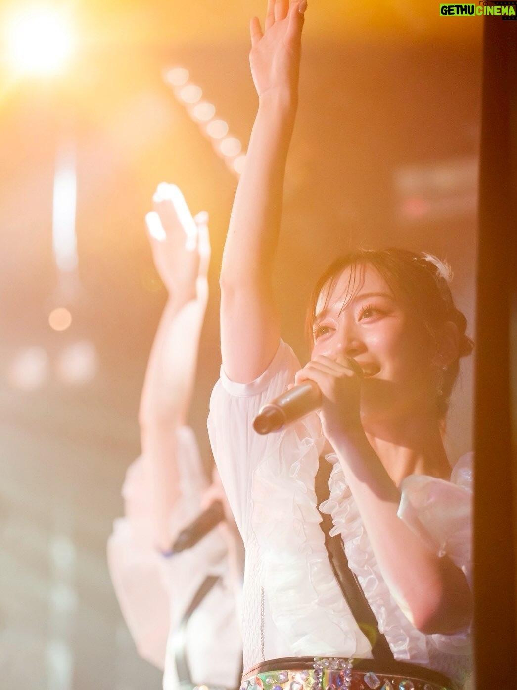 Chihiro Kawakami - 4.1K Likes - 🎤

川上千尋卒業公演
ありがとうございました！

１３年間お世話になった場所を離れる決意をした日
楽しみより不安な気持ちの方が多くて笑顔で卒業できるのか
少し心配していました。

卒業発表してからの半年間
家族、スタッフさん、メンバーたち
応援してくれてるファンの皆さんからの愛を感じ
背中を押して下さってることを感じ
卒業に向けて胸を張ることができました🙂‍↕️

卒業公演当日は
やっぱりこのNMB48劇場というステージ、
NMB48というグループが大好きだからこそ
ここから離れたくないなという気持ちにもなりました

このメンバーと公演できるのと最後か〜とか
この曲歌えるのももしかしたら最後かもな〜とか
色々思ってちょっぴり寂しくもなりました

でもこんな素敵な空間でみんなに背中を押してもらえるって
なんで幸せ者なんだろうと感じて、笑顔でいられました☺️

最後の最後まで寄り添って味方でいてくれてありがとうございました！！！

そして！たっっっくさんのファンレター読みました✉️

現役時代ファンレターに救われていました。
アイドルのちっひーとして出会って下さった皆さんに本当に感謝の気持ちでいっぱいです。

何より、お手紙の中で未来の私とも会う約束をして下さったことに温かい気持ちになれました♡

私を見つけてくれてありがとう！
これからもよろしくお願いします！

１３年間お世話になりました！
本当にありがとうございました☺️☺️