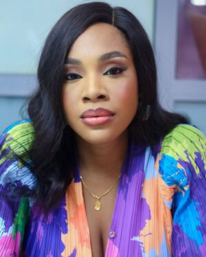 Chioma Okafor Instagram - Some JPEGs , Couldn’t Choose ✨

WARNING ⚠️: My eyes have been known to cause heart palpitations. 🤭

📸 : @efzibakomolafe