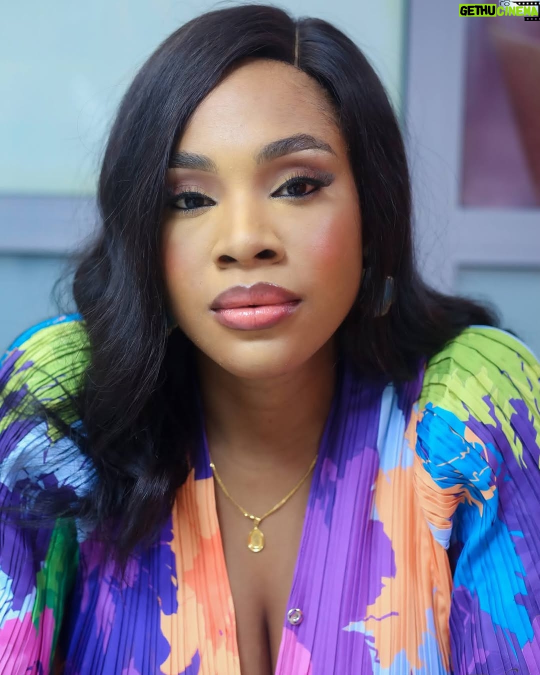 Chioma Okafor - 6.6K Likes - Some JPEGs , Couldn’t Choose ✨

WARNING ⚠️: My eyes have been known to cause heart palpitations. 🤭

📸 : @efzibakomolafe
