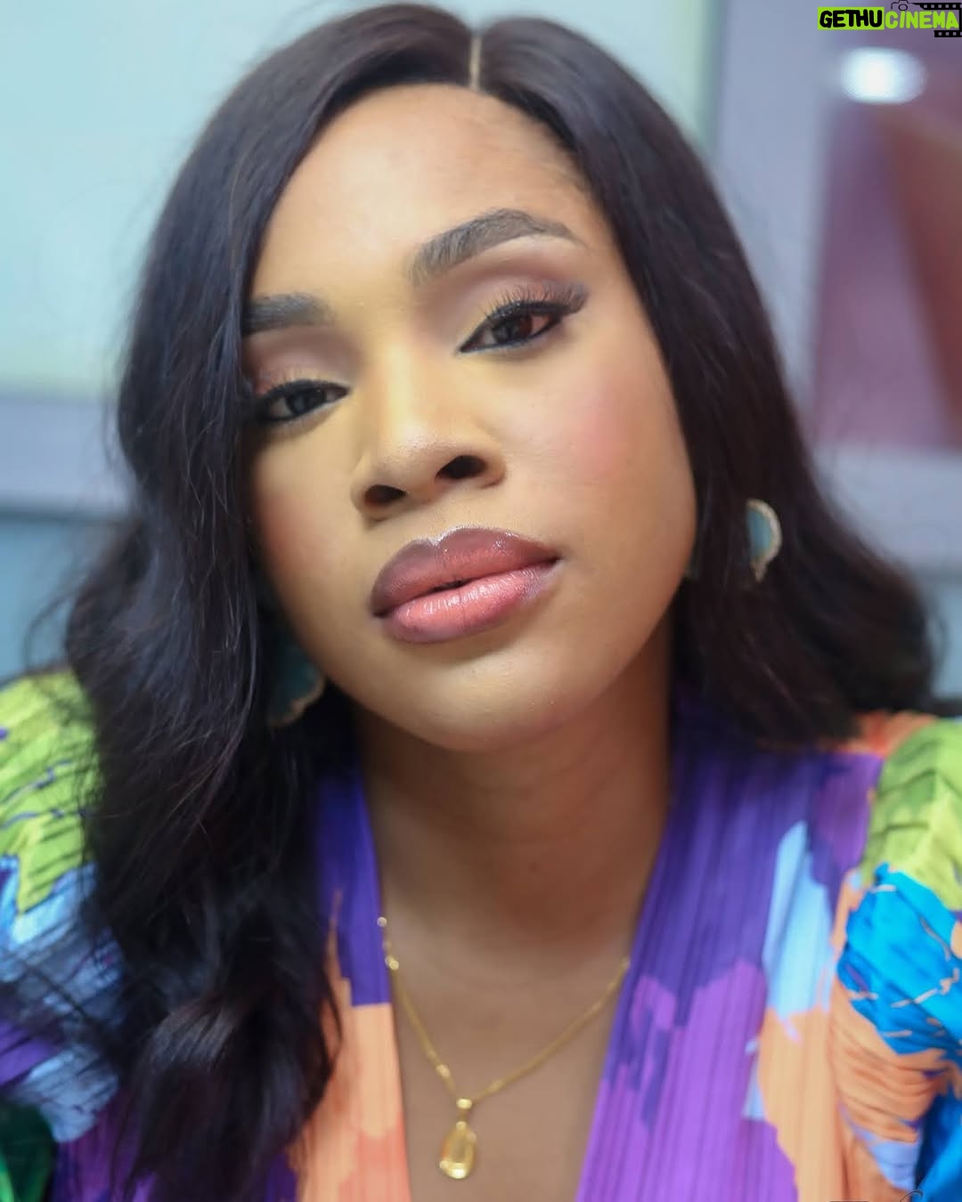Chioma Okafor - 6.6K Likes - Some JPEGs , Couldn’t Choose ✨

WARNING ⚠️: My eyes have been known to cause heart palpitations. 🤭

📸 : @efzibakomolafe