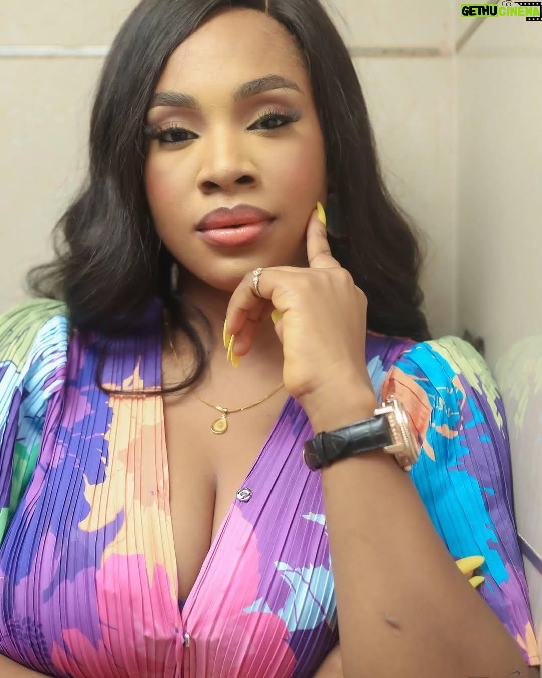 Chioma Okafor - 6.6K Likes - Some JPEGs , Couldn’t Choose ✨

WARNING ⚠️: My eyes have been known to cause heart palpitations. 🤭

📸 : @efzibakomolafe