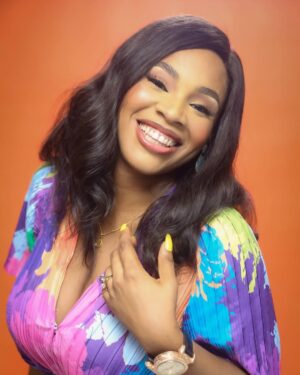 Chioma Okafor Instagram - Some JPEGs , Couldn’t Choose ✨

WARNING ⚠️: My eyes have been known to cause heart palpitations. 🤭

📸 : @efzibakomolafe