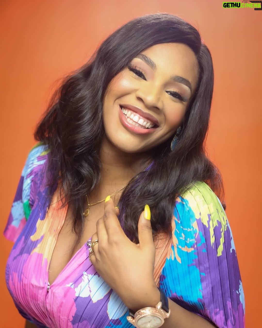 Chioma Okafor - 6.6K Likes - Some JPEGs , Couldn’t Choose ✨

WARNING ⚠️: My eyes have been known to cause heart palpitations. 🤭

📸 : @efzibakomolafe