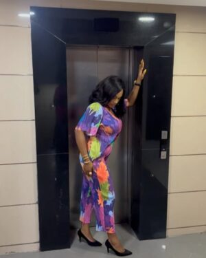 Chioma Okafor Instagram - Some JPEGs , Couldn’t Choose ✨

WARNING ⚠️: My eyes have been known to cause heart palpitations. 🤭

📸 : @efzibakomolafe