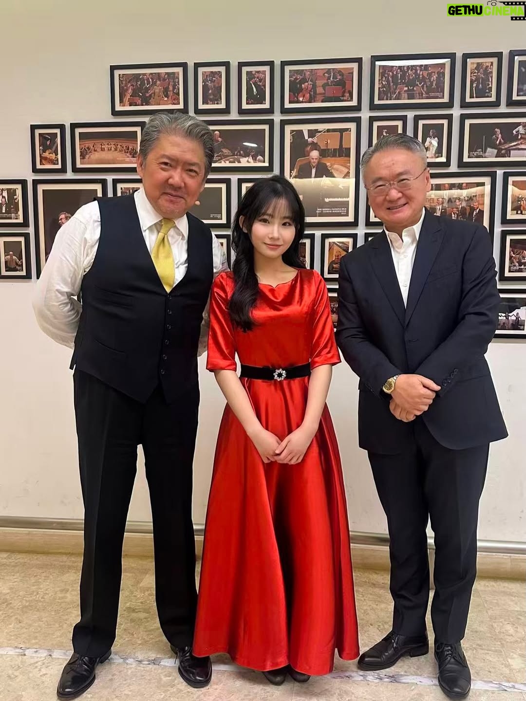 Chloe Chua - 28.6K Likes - Honoured to be spending the New Year with @maestrolongyu and @shanghaisymphonyorchestra 🌟🧨