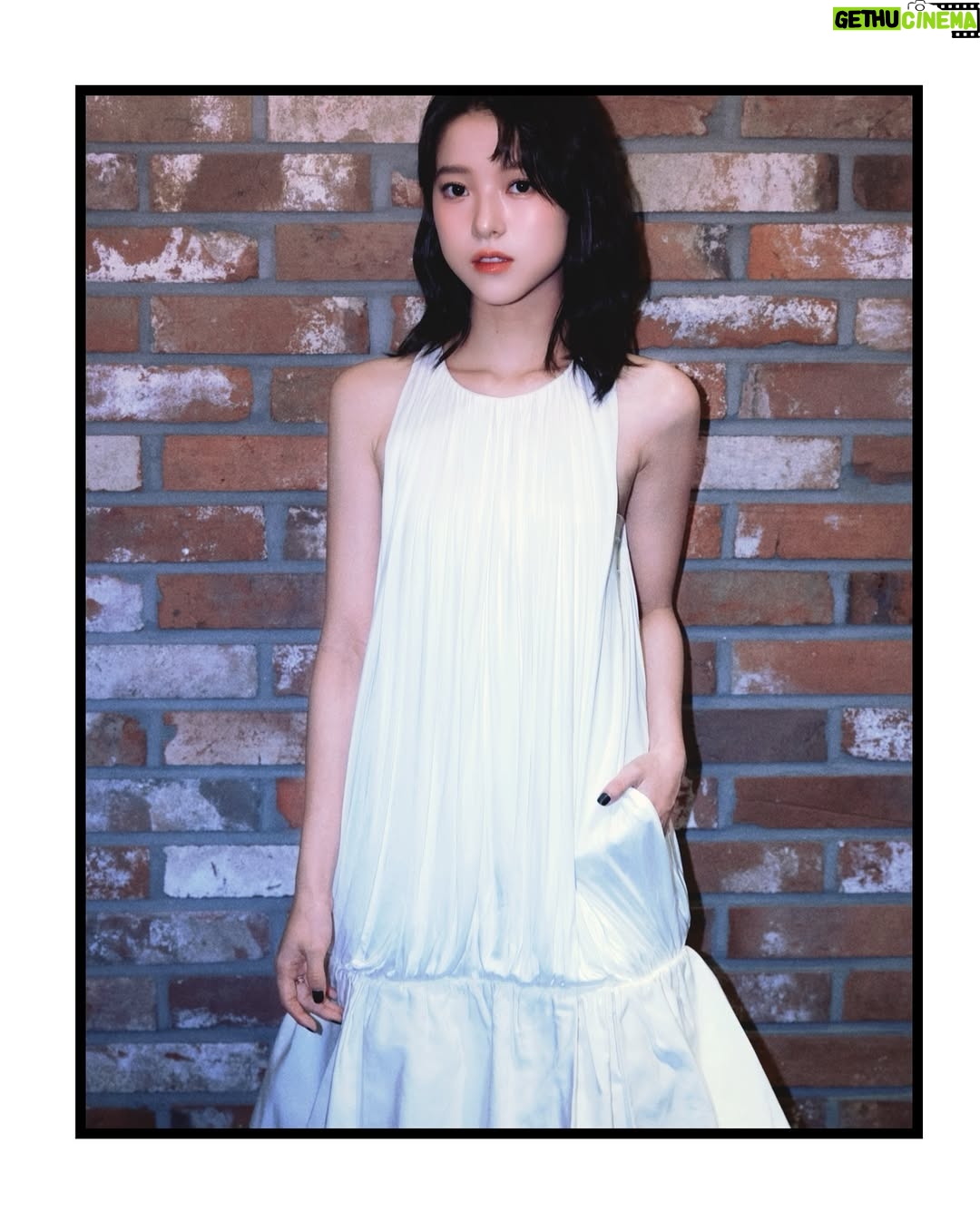 Chloe Xiang - 4.4K Likes - 因為電影遇見了很多人，也收到了好多溫暖的話。
謝謝每個真心又可愛的你們，下次再見🐘

영화를 함께해 주신 덕분에 마음이 따뜻해졌어요.
항상 응원해 주는 귀여운 여러분 사랑해요 🥰

#우리들의교복시절

-
Outfit @LOEWE #LOEWEFW25
Hairstylist&Makeup @yml.makeup @husiniiimakeup 
Jewelry @Swarovski #SwarovskiTW
Photographer @nal_ah_wa
Stylist @yvette_fungi @_casa_blanc