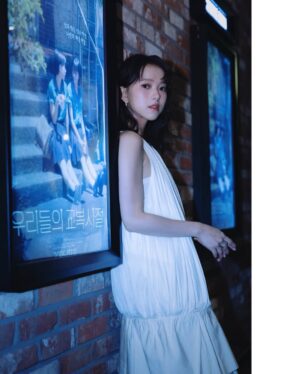 Chloe Xiang Instagram - 因為電影遇見了很多人，也收到了好多溫暖的話。
謝謝每個真心又可愛的你們，下次再見🐘

영화를 함께해 주신 덕분에 마음이 따뜻해졌어요.
항상 응원해 주는 귀여운 여러분 사랑해요 🥰

#우리들의교복시절

-
Outfit @LOEWE #LOEWEFW25
Hairstylist&Makeup @yml.makeup @husiniiimakeup 
Jewelry @Swarovski #SwarovskiTW
Photographer @nal_ah_wa
Stylist @yvette_fungi @_casa_blanc
