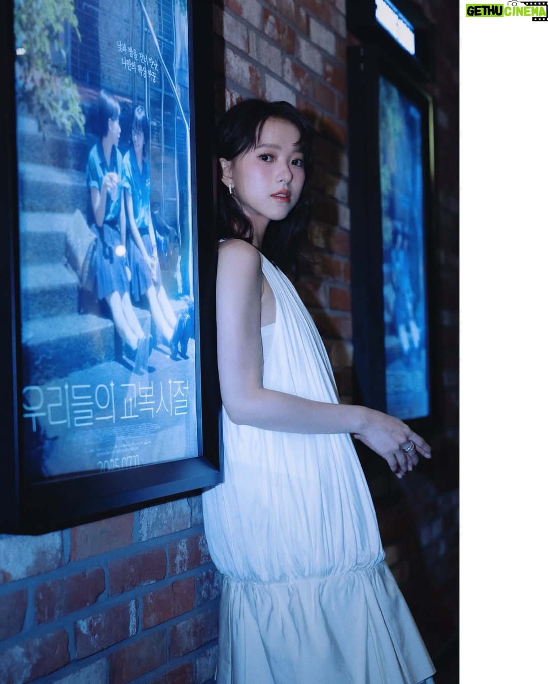 Chloe Xiang - 4.4K Likes - 因為電影遇見了很多人，也收到了好多溫暖的話。
謝謝每個真心又可愛的你們，下次再見🐘

영화를 함께해 주신 덕분에 마음이 따뜻해졌어요.
항상 응원해 주는 귀여운 여러분 사랑해요 🥰

#우리들의교복시절

-
Outfit @LOEWE #LOEWEFW25
Hairstylist&Makeup @yml.makeup @husiniiimakeup 
Jewelry @Swarovski #SwarovskiTW
Photographer @nal_ah_wa
Stylist @yvette_fungi @_casa_blanc