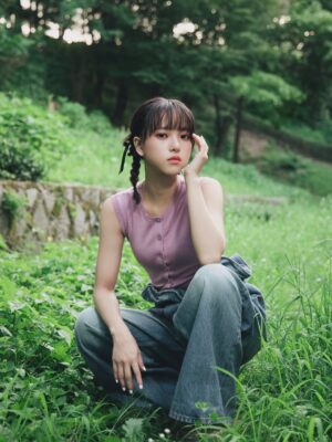Chloe Xiang Instagram - 第一次在韓國宣傳電影。七月像一場移動的散步，從城市的這頭奔向那頭，一路蒐集好天氣、快樂食物，還有那些藏在巷子裡、像秘密基地一樣的電影院。

每天都在趕路，也每天都覺得好像正在靠近什麼。忙，但很喜歡。有點累，但眼睛一直亮著。謝謝這趟旅程，讓我重新記得，自己是因為喜歡電影而開始的。

☺︎
-
Outfit @LOEWE #LOEWEFW25
Hairstylist&Makeup @yml.makeup @husiniiimakeup 
Jewelry @hanshsu_official
Photographer @nal_ah_wa
Stylist @yvette_fungi @_casa_blanc