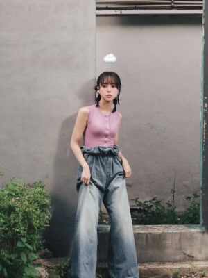 Chloe Xiang Instagram - 第一次在韓國宣傳電影。七月像一場移動的散步，從城市的這頭奔向那頭，一路蒐集好天氣、快樂食物，還有那些藏在巷子裡、像秘密基地一樣的電影院。

每天都在趕路，也每天都覺得好像正在靠近什麼。忙，但很喜歡。有點累，但眼睛一直亮著。謝謝這趟旅程，讓我重新記得，自己是因為喜歡電影而開始的。

☺︎
-
Outfit @LOEWE #LOEWEFW25
Hairstylist&Makeup @yml.makeup @husiniiimakeup 
Jewelry @hanshsu_official
Photographer @nal_ah_wa
Stylist @yvette_fungi @_casa_blanc