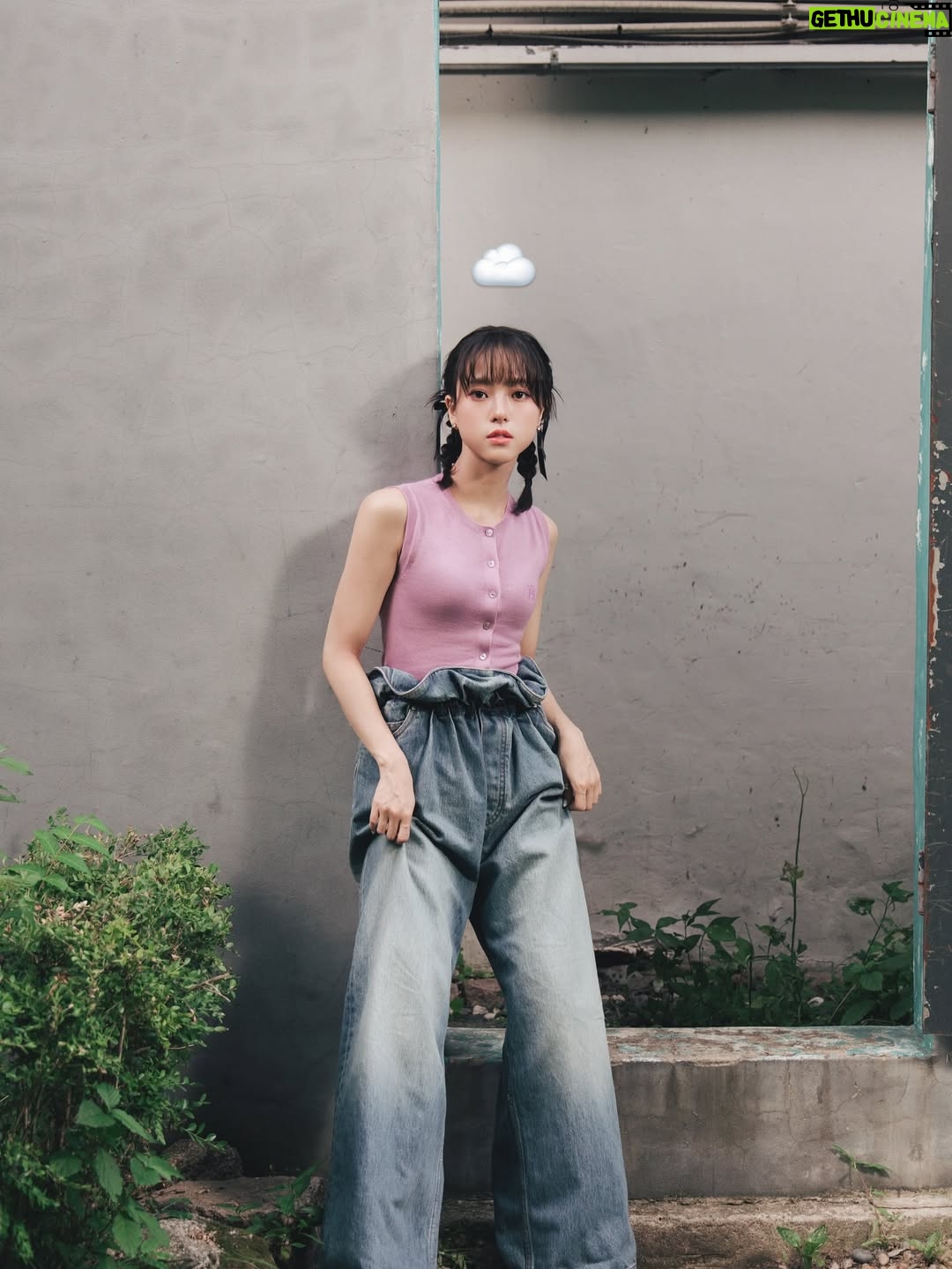 Chloe Xiang - 3.7K Likes - 第一次在韓國宣傳電影。七月像一場移動的散步，從城市的這頭奔向那頭，一路蒐集好天氣、快樂食物，還有那些藏在巷子裡、像秘密基地一樣的電影院。

每天都在趕路，也每天都覺得好像正在靠近什麼。忙，但很喜歡。有點累，但眼睛一直亮著。謝謝這趟旅程，讓我重新記得，自己是因為喜歡電影而開始的。

☺︎
-
Outfit @LOEWE #LOEWEFW25
Hairstylist&Makeup @yml.makeup @husiniiimakeup 
Jewelry @hanshsu_official
Photographer @nal_ah_wa
Stylist @yvette_fungi @_casa_blanc