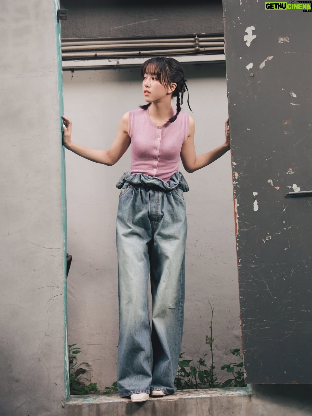 Chloe Xiang - 3.7K Likes - 第一次在韓國宣傳電影。七月像一場移動的散步，從城市的這頭奔向那頭，一路蒐集好天氣、快樂食物，還有那些藏在巷子裡、像秘密基地一樣的電影院。

每天都在趕路，也每天都覺得好像正在靠近什麼。忙，但很喜歡。有點累，但眼睛一直亮著。謝謝這趟旅程，讓我重新記得，自己是因為喜歡電影而開始的。

☺︎
-
Outfit @LOEWE #LOEWEFW25
Hairstylist&Makeup @yml.makeup @husiniiimakeup 
Jewelry @hanshsu_official
Photographer @nal_ah_wa
Stylist @yvette_fungi @_casa_blanc