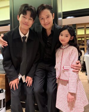 Choi So-yul Instagram - 어쩔수가없다 VIP 시사회 무대인사때 💕

만수아빠 이병헌 배우님과 👨🏻‍🦱
시원오빠 우승이 💕

<어쩔수가없다> ✨절찬상영중✨

연휴기간 많이들 보러 와주세요 🩷
많관부 만사부 🫶🏻

#어쩔수가없다 #박찬욱감독
#이병헌 #손예진
#박희순 #이성민 #염혜란 #차승원
#김우승 #최소율
