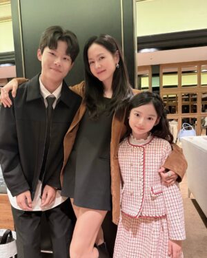 Choi So-yul Instagram - 어쩔수가없다 VIP 시사회 무대인사때 💕

미리엄마 손예진 배우님과 👩🏻
시원오빠 우승이 !

<어쩔수가없다> ✨절찬상영중✨

연휴기간 많이들 보러 와주세요 🩷
많관부 만사부 🫶🏻

#어쩔수가없다 #박찬욱감독
#이병헌 #손예진
#박희순 #이성민 #염혜란 #차승원
#김우승 #최소율
