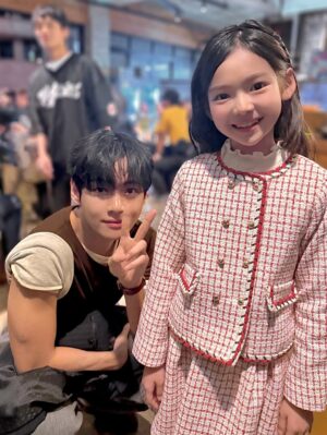 Choi So-yul Instagram - 저.. 자랑해도 되는거지요?? 🫠💕💕💕

엄마는 전생에 나라를 구한게 맞나보다..🥹💕

소율이 덕분에 정말 만나뵙고 싶었던 분들 많이 만났는데..

BTS 라니!!
BTS V 와 투샷이라니…!!!! 😇🫠 kizul
소율이의 BTS 최애 멤버가 V 인데!!!

저는 너무 떨려서 ㅜㅜㅜㅜㅜㅜ 사진으로 그분 미모의 반에 반에 반도 못담았지만..🥹

시사회 끝나고 뒷풀이 인사하러 갔었는데 박찬욱 감독님께서 BTS 아냐며 인사시켜주셔가지고 뷔님 RM님과 인사하고 악수까지 했다고 !!!!! 😇
그때 저는 노윤서 배우님 뵙게되서 얘기나누느라 몰랐는데 소율이가 다녀와서 썰 풀어줘서 완전 놀랬잖아요 🫠
아이들이라고 흔쾌히 사진까지 찍어주시고 진짜 엔젤 👼 그자체..💫
너무 감사했습니다 🫶🏻

차에서 소율이랑 꺅꺅 거리며 집에 왔네요 ㅎㅎㅎ
어쩜 목소리까지 그렇게 좋냐며 ㅎㅎ 소녀팬은 한참을 떠들다 잠들었 ㅎㅎ

이날 만수아빠의 대사처럼 “다 이루었다” 라고 생각을 했습니다 😆

잊지못할 밤이었다…💫

#어쩔수가없다 #시사회 #시사회뒷풀이 #bts #방탄소년단 #v #뷔 #태형 #thv 
#조금주책스러웠지만이해해주세요 #제가언제bts를만나보겠어요🫠 
#박찬욱감독님감사해요🩷