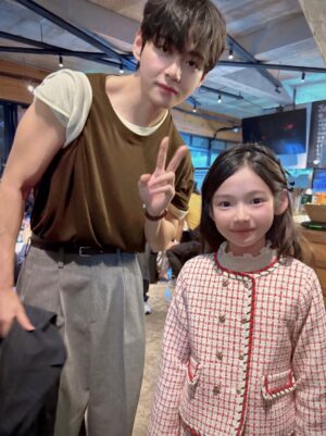 Choi So-yul Instagram - 저.. 자랑해도 되는거지요?? 🫠💕💕💕

엄마는 전생에 나라를 구한게 맞나보다..🥹💕

소율이 덕분에 정말 만나뵙고 싶었던 분들 많이 만났는데..

BTS 라니!!
BTS V 와 투샷이라니…!!!! 😇🫠 kizul
소율이의 BTS 최애 멤버가 V 인데!!!

저는 너무 떨려서 ㅜㅜㅜㅜㅜㅜ 사진으로 그분 미모의 반에 반에 반도 못담았지만..🥹

시사회 끝나고 뒷풀이 인사하러 갔었는데 박찬욱 감독님께서 BTS 아냐며 인사시켜주셔가지고 뷔님 RM님과 인사하고 악수까지 했다고 !!!!! 😇
그때 저는 노윤서 배우님 뵙게되서 얘기나누느라 몰랐는데 소율이가 다녀와서 썰 풀어줘서 완전 놀랬잖아요 🫠
아이들이라고 흔쾌히 사진까지 찍어주시고 진짜 엔젤 👼 그자체..💫
너무 감사했습니다 🫶🏻

차에서 소율이랑 꺅꺅 거리며 집에 왔네요 ㅎㅎㅎ
어쩜 목소리까지 그렇게 좋냐며 ㅎㅎ 소녀팬은 한참을 떠들다 잠들었 ㅎㅎ

이날 만수아빠의 대사처럼 “다 이루었다” 라고 생각을 했습니다 😆

잊지못할 밤이었다…💫

#어쩔수가없다 #시사회 #시사회뒷풀이 #bts #방탄소년단 #v #뷔 #태형 #thv 
#조금주책스러웠지만이해해주세요 #제가언제bts를만나보겠어요🫠 
#박찬욱감독님감사해요🩷