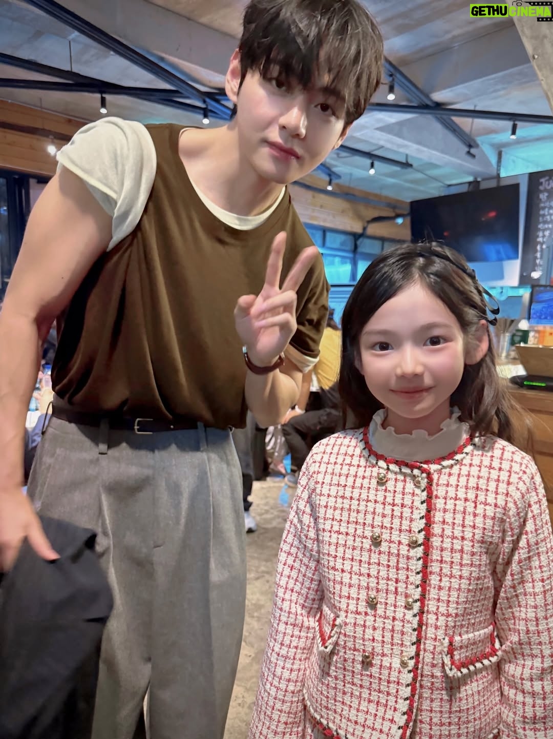 Choi So-yul - 767.8K Likes - 저.. 자랑해도 되는거지요?? 🫠💕💕💕

엄마는 전생에 나라를 구한게 맞나보다..🥹💕

소율이 덕분에 정말 만나뵙고 싶었던 분들 많이 만났는데..

BTS 라니!!
BTS V 와 투샷이라니…!!!! 😇🫠 kizul
소율이의 BTS 최애 멤버가 V 인데!!!

저는 너무 떨려서 ㅜㅜㅜㅜㅜㅜ 사진으로 그분 미모의 반에 반에 반도 못담았지만..🥹

시사회 끝나고 뒷풀이 인사하러 갔었는데 박찬욱 감독님께서 BTS 아냐며 인사시켜주셔가지고 뷔님 RM님과 인사하고 악수까지 했다고 !!!!! 😇
그때 저는 노윤서 배우님 뵙게되서 얘기나누느라 몰랐는데 소율이가 다녀와서 썰 풀어줘서 완전 놀랬잖아요 🫠
아이들이라고 흔쾌히 사진까지 찍어주시고 진짜 엔젤 👼 그자체..💫
너무 감사했습니다 🫶🏻

차에서 소율이랑 꺅꺅 거리며 집에 왔네요 ㅎㅎㅎ
어쩜 목소리까지 그렇게 좋냐며 ㅎㅎ 소녀팬은 한참을 떠들다 잠들었 ㅎㅎ

이날 만수아빠의 대사처럼 “다 이루었다” 라고 생각을 했습니다 😆

잊지못할 밤이었다…💫

#어쩔수가없다 #시사회 #시사회뒷풀이 #bts #방탄소년단 #v #뷔 #태형 #thv 
#조금주책스러웠지만이해해주세요 #제가언제bts를만나보겠어요🫠 
#박찬욱감독님감사해요🩷