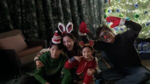Choi So-yul Instagram - 만수 미리 시원 리원이의 크리스마스 🎄
추억은 방울방울 🫧
메리크리스마스 🎄
성탄절의 기쁨은 어쩔수가없다 🫶🏻💕
👨🏻🦱👩🏻👦🏻👧🏻 🐕🐕
#크리스마스 #어쩔수가없다
#박찬욱 #이병헌 #손예진
김우승 최소율