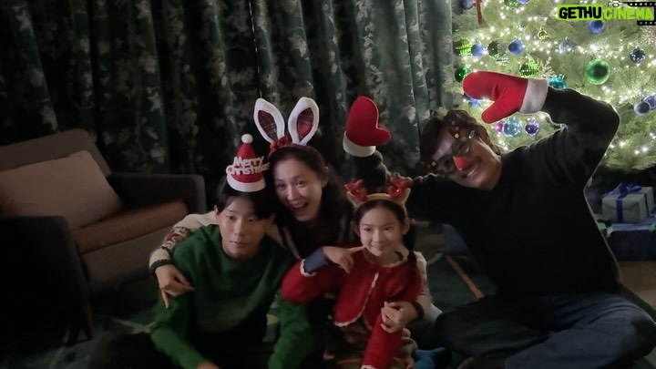 Choi So-yul - 4.4K Likes - 만수 미리 시원 리원이의 크리스마스 🎄

추억은 방울방울 🫧

메리크리스마스 🎄

성탄절의 기쁨은 어쩔수가없다 🫶🏻💕

👨🏻‍🦱👩🏻👦🏻👧🏻 🐕🐕

#크리스마스 #어쩔수가없다 
#박찬욱 #이병헌 #손예진 
김우승 최소율
