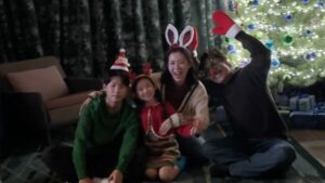 Choi So-yul Instagram - 만수 미리 시원 리원이의 크리스마스 🎄
추억은 방울방울 🫧
메리크리스마스 🎄
성탄절의 기쁨은 어쩔수가없다 🫶🏻💕
👨🏻🦱👩🏻👦🏻👧🏻 🐕🐕
#크리스마스 #어쩔수가없다
#박찬욱 #이병헌 #손예진
김우승 최소율