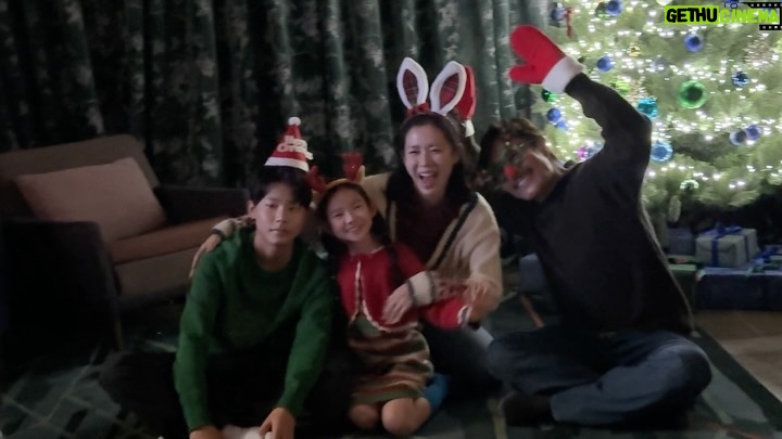 Choi So-yul - 4.4K Likes - 만수 미리 시원 리원이의 크리스마스 🎄

추억은 방울방울 🫧

메리크리스마스 🎄

성탄절의 기쁨은 어쩔수가없다 🫶🏻💕

👨🏻‍🦱👩🏻👦🏻👧🏻 🐕🐕

#크리스마스 #어쩔수가없다 
#박찬욱 #이병헌 #손예진 
김우승 최소율