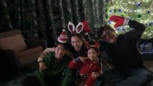 Choi So-yul Instagram - 만수 미리 시원 리원이의 크리스마스 🎄

추억은 방울방울 🫧

메리크리스마스 🎄

성탄절의 기쁨은 어쩔수가없다 🫶🏻💕

👨🏻‍🦱👩🏻👦🏻👧🏻 🐕🐕

#크리스마스 #어쩔수가없다 
#박찬욱 #이병헌 #손예진 
김우승 최소율