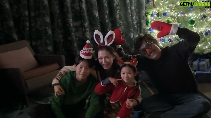 Choi So-yul - 4.4K Likes - 만수 미리 시원 리원이의 크리스마스 🎄

추억은 방울방울 🫧

메리크리스마스 🎄

성탄절의 기쁨은 어쩔수가없다 🫶🏻💕

👨🏻‍🦱👩🏻👦🏻👧🏻 🐕🐕

#크리스마스 #어쩔수가없다 
#박찬욱 #이병헌 #손예진 
김우승 최소율