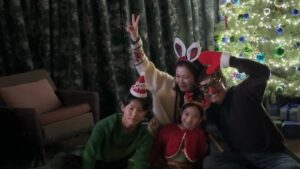 Choi So-yul Instagram - 만수 미리 시원 리원이의 크리스마스 🎄

추억은 방울방울 🫧

메리크리스마스 🎄

성탄절의 기쁨은 어쩔수가없다 🫶🏻💕

👨🏻‍🦱👩🏻👦🏻👧🏻 🐕🐕

#크리스마스 #어쩔수가없다 
#박찬욱 #이병헌 #손예진 
김우승 최소율