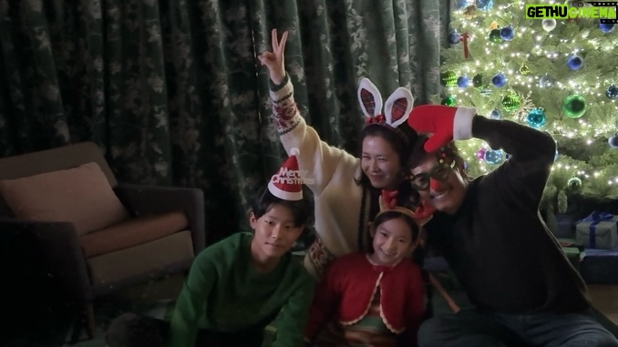 Choi So-yul - 4.4K Likes - 만수 미리 시원 리원이의 크리스마스 🎄

추억은 방울방울 🫧

메리크리스마스 🎄

성탄절의 기쁨은 어쩔수가없다 🫶🏻💕

👨🏻‍🦱👩🏻👦🏻👧🏻 🐕🐕

#크리스마스 #어쩔수가없다 
#박찬욱 #이병헌 #손예진 
김우승 최소율