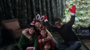 Choi So-yul Instagram - 만수 미리 시원 리원이의 크리스마스 🎄

추억은 방울방울 🫧

메리크리스마스 🎄

성탄절의 기쁨은 어쩔수가없다 🫶🏻💕

👨🏻‍🦱👩🏻👦🏻👧🏻 🐕🐕

#크리스마스 #어쩔수가없다 
#박찬욱 #이병헌 #손예진 
김우승 최소율