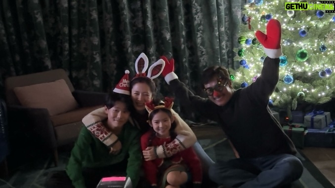 Choi So-yul - 4.4K Likes - 만수 미리 시원 리원이의 크리스마스 🎄

추억은 방울방울 🫧

메리크리스마스 🎄

성탄절의 기쁨은 어쩔수가없다 🫶🏻💕

👨🏻‍🦱👩🏻👦🏻👧🏻 🐕🐕

#크리스마스 #어쩔수가없다 
#박찬욱 #이병헌 #손예진 
김우승 최소율