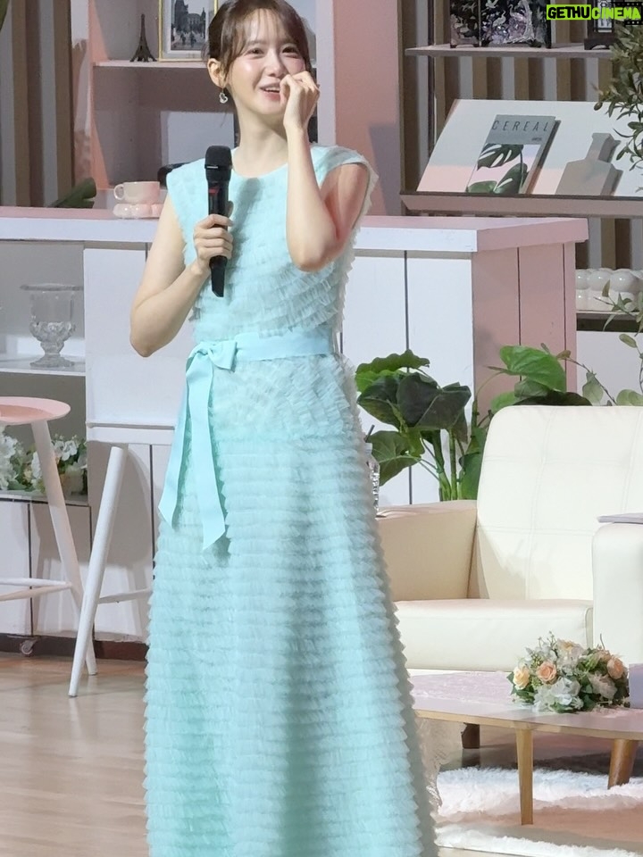 Choi So-yul - 25.3K Likes - 우리의 첫 팬미팅 💕

좋은 기회로 윤아님 폭군의 셰프 팬미팅에 초대받아 다녀왔어요 👩🏻‍🍳
뒤늦게 폭군의 셰프에 빠진 우리가족은 완전 신이 났었다요 🫶🏻
특히 소율이가 진짜 연숙수 찐팬이어서 시간가는줄 몰랐다고 😆
팬미팅 처음 가봤는데 너무 재밌었잖아요 💕

융프로디테는 등장부터 여신이었 🫠 미모에 진짜 키절 🫧
끝나고 싸인도 받고 인증샷도 찍고 해피해피데이 🥰

좋은시간 보낼수있게 초대해주셔서 너무 감사했습니다 🫶🏻

@yoona__lim 

( ) 소율이 알아봐주시고 반가워해주신 윤아님 팬분들 너무 감사했습니다!

#윤아 #윤아팬미팅 #폭군의셰프 #융프로디테