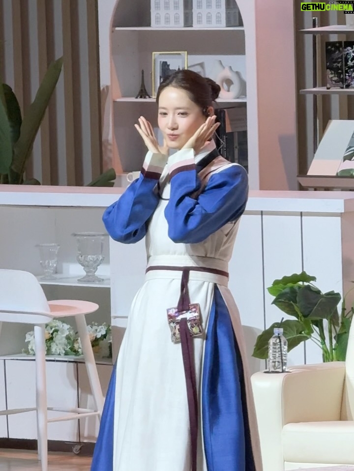 Choi So-yul - 25.3K Likes - 우리의 첫 팬미팅 💕

좋은 기회로 윤아님 폭군의 셰프 팬미팅에 초대받아 다녀왔어요 👩🏻‍🍳
뒤늦게 폭군의 셰프에 빠진 우리가족은 완전 신이 났었다요 🫶🏻
특히 소율이가 진짜 연숙수 찐팬이어서 시간가는줄 몰랐다고 😆
팬미팅 처음 가봤는데 너무 재밌었잖아요 💕

융프로디테는 등장부터 여신이었 🫠 미모에 진짜 키절 🫧
끝나고 싸인도 받고 인증샷도 찍고 해피해피데이 🥰

좋은시간 보낼수있게 초대해주셔서 너무 감사했습니다 🫶🏻

@yoona__lim 

( ) 소율이 알아봐주시고 반가워해주신 윤아님 팬분들 너무 감사했습니다!

#윤아 #윤아팬미팅 #폭군의셰프 #융프로디테