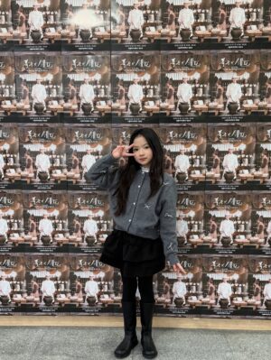 Choi So-yul Instagram - 우리의 첫 팬미팅 💕

좋은 기회로 윤아님 폭군의 셰프 팬미팅에 초대받아 다녀왔어요 👩🏻‍🍳
뒤늦게 폭군의 셰프에 빠진 우리가족은 완전 신이 났었다요 🫶🏻
특히 소율이가 진짜 연숙수 찐팬이어서 시간가는줄 몰랐다고 😆
팬미팅 처음 가봤는데 너무 재밌었잖아요 💕

융프로디테는 등장부터 여신이었 🫠 미모에 진짜 키절 🫧
끝나고 싸인도 받고 인증샷도 찍고 해피해피데이 🥰

좋은시간 보낼수있게 초대해주셔서 너무 감사했습니다 🫶🏻

@yoona__lim 

( ) 소율이 알아봐주시고 반가워해주신 윤아님 팬분들 너무 감사했습니다!

#윤아 #윤아팬미팅 #폭군의셰프 #융프로디테