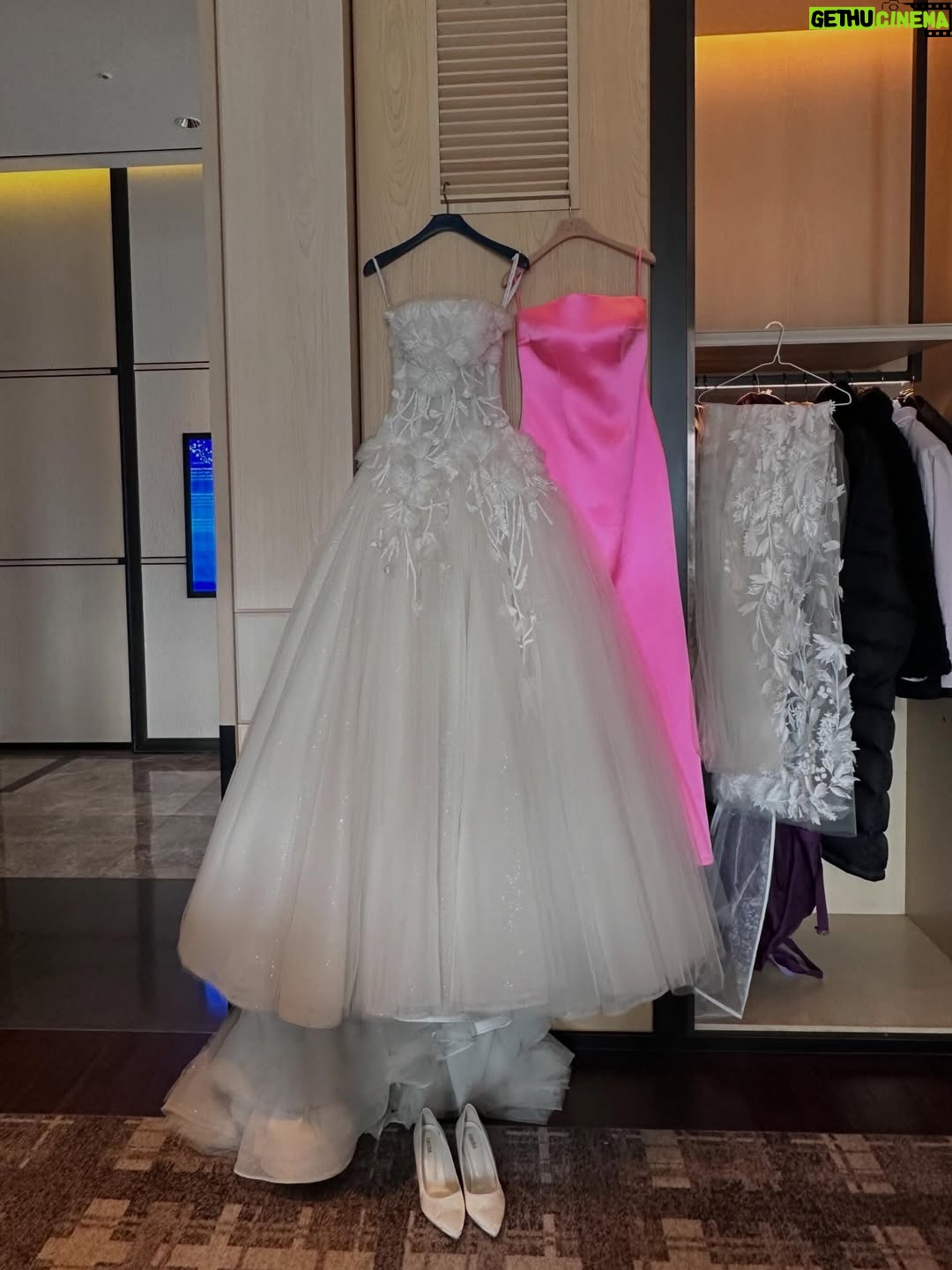 Choi Yu-hwa - 8.3K Likes - 안녕하세요 :) 어느덧 올해가 다 가려고 하네요. 올해가 가기 전에 저의 지극히 개인적인 좋은 소식을 전하려고 합니다.
제가 올해 초에 사랑하는 사람과 비공개로 결혼식을 올렸습니다. 제 일과 전혀 상관없는 비연예인이고요. 배우로서 가장 기분 좋은 소식은 좋은 작품 소식을 알릴 때라고 생각해서 작품에 들어가게 되면 조용히 함께 알리면 좋겠다고 생각했었는데요. 작품을 기다리는 중에 소중한 생명이 먼저 찾아왔습니다.
제 인생에서 결혼을 하게 된다면 아기도 있었으면 좋겠다고 막연히 생각했었는데, 요즘은 신기하고 감사한 마음뿐입니다.
저의 활동 소식을 궁금해하며 기다려주셨을 분들께 빨리 알리고 싶었지만, 지독한 입덧의 시간을 견디고 이제서야 안정기에 들어선 것 같아 조심스레 소식을 전하게 되었습니다.
결혼식도 청첩장의 범위를 최소화하여(혹시나 부담스러우실까 봐) 좋아하고 감사한 많은 분들을 초대하지 못했는데요. 임신 소식까지 전해지니 실제로 제 푸 같은(?) 모습을 보시고 놀라 제 친구들을 통해 연락이 오기도 하더라고요. 하핫.
너무 늦게 소식을 전하게 되어 죄송한 마음입니다. 엄마가 되어 더 폭넓은 연기로 찾아뵐 수 있도록 노력하겠습니다.
올 해 남은 한 달 에너지 있고 따뜻하게 보내시고, 감기 조심하세요. 늘 응원해주시는 마음들 감사히 받고 있습니다. 축복드립니다. 다시 한 번, 감사합니다.
🫶🙏✨