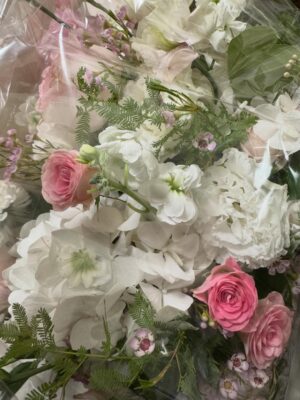 Choi Yu-hwa Instagram - 안녕하세요 :) 어느덧 올해가 다 가려고 하네요. 올해가 가기 전에 저의 지극히 개인적인 좋은 소식을 전하려고 합니다.
제가 올해 초에 사랑하는 사람과 비공개로 결혼식을 올렸습니다. 제 일과 전혀 상관없는 비연예인이고요. 배우로서 가장 기분 좋은 소식은 좋은 작품 소식을 알릴 때라고 생각해서 작품에 들어가게 되면 조용히 함께 알리면 좋겠다고 생각했었는데요. 작품을 기다리는 중에 소중한 생명이 먼저 찾아왔습니다.
제 인생에서 결혼을 하게 된다면 아기도 있었으면 좋겠다고 막연히 생각했었는데, 요즘은 신기하고 감사한 마음뿐입니다.
저의 활동 소식을 궁금해하며 기다려주셨을 분들께 빨리 알리고 싶었지만, 지독한 입덧의 시간을 견디고 이제서야 안정기에 들어선 것 같아 조심스레 소식을 전하게 되었습니다.
결혼식도 청첩장의 범위를 최소화하여(혹시나 부담스러우실까 봐) 좋아하고 감사한 많은 분들을 초대하지 못했는데요. 임신 소식까지 전해지니 실제로 제 푸 같은(?) 모습을 보시고 놀라 제 친구들을 통해 연락이 오기도 하더라고요. 하핫.
너무 늦게 소식을 전하게 되어 죄송한 마음입니다. 엄마가 되어 더 폭넓은 연기로 찾아뵐 수 있도록 노력하겠습니다.
올 해 남은 한 달 에너지 있고 따뜻하게 보내시고, 감기 조심하세요. 늘 응원해주시는 마음들 감사히 받고 있습니다. 축복드립니다. 다시 한 번, 감사합니다.
🫶🙏✨