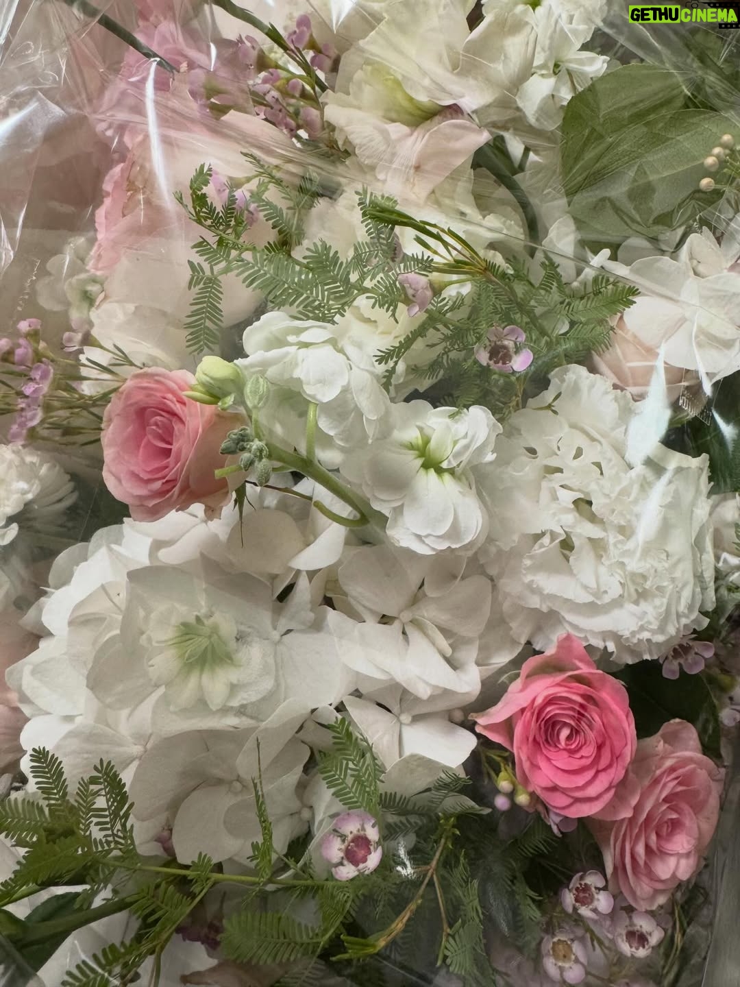 Choi Yu-hwa - 8.3K Likes - 안녕하세요 :) 어느덧 올해가 다 가려고 하네요. 올해가 가기 전에 저의 지극히 개인적인 좋은 소식을 전하려고 합니다.
제가 올해 초에 사랑하는 사람과 비공개로 결혼식을 올렸습니다. 제 일과 전혀 상관없는 비연예인이고요. 배우로서 가장 기분 좋은 소식은 좋은 작품 소식을 알릴 때라고 생각해서 작품에 들어가게 되면 조용히 함께 알리면 좋겠다고 생각했었는데요. 작품을 기다리는 중에 소중한 생명이 먼저 찾아왔습니다.
제 인생에서 결혼을 하게 된다면 아기도 있었으면 좋겠다고 막연히 생각했었는데, 요즘은 신기하고 감사한 마음뿐입니다.
저의 활동 소식을 궁금해하며 기다려주셨을 분들께 빨리 알리고 싶었지만, 지독한 입덧의 시간을 견디고 이제서야 안정기에 들어선 것 같아 조심스레 소식을 전하게 되었습니다.
결혼식도 청첩장의 범위를 최소화하여(혹시나 부담스러우실까 봐) 좋아하고 감사한 많은 분들을 초대하지 못했는데요. 임신 소식까지 전해지니 실제로 제 푸 같은(?) 모습을 보시고 놀라 제 친구들을 통해 연락이 오기도 하더라고요. 하핫.
너무 늦게 소식을 전하게 되어 죄송한 마음입니다. 엄마가 되어 더 폭넓은 연기로 찾아뵐 수 있도록 노력하겠습니다.
올 해 남은 한 달 에너지 있고 따뜻하게 보내시고, 감기 조심하세요. 늘 응원해주시는 마음들 감사히 받고 있습니다. 축복드립니다. 다시 한 번, 감사합니다.
🫶🙏✨