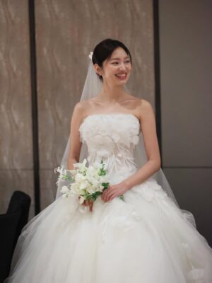 Choi Yu-hwa Instagram - 안녕하세요 :) 어느덧 올해가 다 가려고 하네요. 올해가 가기 전에 저의 지극히 개인적인 좋은 소식을 전하려고 합니다.
제가 올해 초에 사랑하는 사람과 비공개로 결혼식을 올렸습니다. 제 일과 전혀 상관없는 비연예인이고요. 배우로서 가장 기분 좋은 소식은 좋은 작품 소식을 알릴 때라고 생각해서 작품에 들어가게 되면 조용히 함께 알리면 좋겠다고 생각했었는데요. 작품을 기다리는 중에 소중한 생명이 먼저 찾아왔습니다.
제 인생에서 결혼을 하게 된다면 아기도 있었으면 좋겠다고 막연히 생각했었는데, 요즘은 신기하고 감사한 마음뿐입니다.
저의 활동 소식을 궁금해하며 기다려주셨을 분들께 빨리 알리고 싶었지만, 지독한 입덧의 시간을 견디고 이제서야 안정기에 들어선 것 같아 조심스레 소식을 전하게 되었습니다.
결혼식도 청첩장의 범위를 최소화하여(혹시나 부담스러우실까 봐) 좋아하고 감사한 많은 분들을 초대하지 못했는데요. 임신 소식까지 전해지니 실제로 제 푸 같은(?) 모습을 보시고 놀라 제 친구들을 통해 연락이 오기도 하더라고요. 하핫.
너무 늦게 소식을 전하게 되어 죄송한 마음입니다. 엄마가 되어 더 폭넓은 연기로 찾아뵐 수 있도록 노력하겠습니다.
올 해 남은 한 달 에너지 있고 따뜻하게 보내시고, 감기 조심하세요. 늘 응원해주시는 마음들 감사히 받고 있습니다. 축복드립니다. 다시 한 번, 감사합니다.
🫶🙏✨