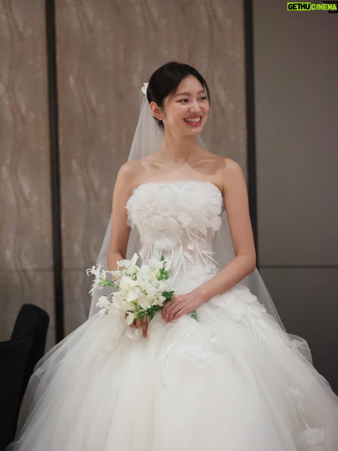 Choi Yu-hwa - 8.3K Likes - 안녕하세요 :) 어느덧 올해가 다 가려고 하네요. 올해가 가기 전에 저의 지극히 개인적인 좋은 소식을 전하려고 합니다.
제가 올해 초에 사랑하는 사람과 비공개로 결혼식을 올렸습니다. 제 일과 전혀 상관없는 비연예인이고요. 배우로서 가장 기분 좋은 소식은 좋은 작품 소식을 알릴 때라고 생각해서 작품에 들어가게 되면 조용히 함께 알리면 좋겠다고 생각했었는데요. 작품을 기다리는 중에 소중한 생명이 먼저 찾아왔습니다.
제 인생에서 결혼을 하게 된다면 아기도 있었으면 좋겠다고 막연히 생각했었는데, 요즘은 신기하고 감사한 마음뿐입니다.
저의 활동 소식을 궁금해하며 기다려주셨을 분들께 빨리 알리고 싶었지만, 지독한 입덧의 시간을 견디고 이제서야 안정기에 들어선 것 같아 조심스레 소식을 전하게 되었습니다.
결혼식도 청첩장의 범위를 최소화하여(혹시나 부담스러우실까 봐) 좋아하고 감사한 많은 분들을 초대하지 못했는데요. 임신 소식까지 전해지니 실제로 제 푸 같은(?) 모습을 보시고 놀라 제 친구들을 통해 연락이 오기도 하더라고요. 하핫.
너무 늦게 소식을 전하게 되어 죄송한 마음입니다. 엄마가 되어 더 폭넓은 연기로 찾아뵐 수 있도록 노력하겠습니다.
올 해 남은 한 달 에너지 있고 따뜻하게 보내시고, 감기 조심하세요. 늘 응원해주시는 마음들 감사히 받고 있습니다. 축복드립니다. 다시 한 번, 감사합니다.
🫶🙏✨